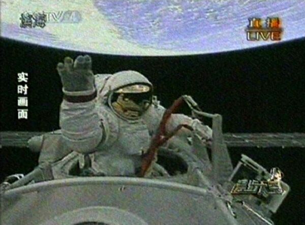 Китайский космонавт впервые вышел в открытый космос. Кадр телеканала CCTV Китайский космонавт впервые вышел в открытый космос. Кадр телеканала CCTV