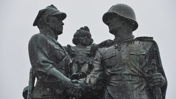 Памятник советско-польскому братству по оружию в центре города Легница Памятник советско-польскому братству по оружию в центре города Легница