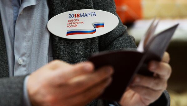 Член участковой избирательной комиссии во время голосования на выборах президента Российской Федерации. 18 марта 2018 Член участковой избирательной комиссии во время голосования на выборах президента Российской Федерации. 18 марта 2018