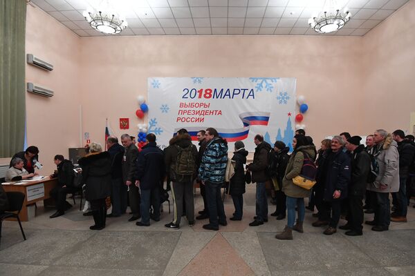 Избиратели в городе Байконур во время выборов президента РФ, Казахстан. 18 марта 2018 Избиратели в городе Байконур во время выборов президента РФ, Казахстан. 18 марта 2018