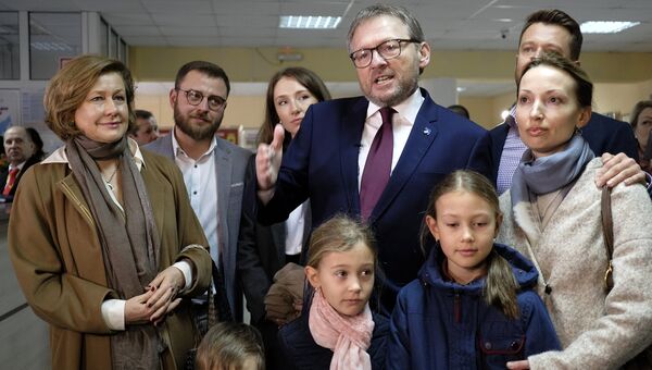 Кандидат в президенты РФ от Партии Роста Борис Титов со своей семьей на избирательном участке №29-02 в поселке Абрау-Дюрсо во время выборов президента РФ. 18 марта 2018 Кандидат в президенты РФ от Партии Роста Борис Титов со своей семьей на избирательном участке №29-02 в поселке Абрау-Дюрсо во время выборов президента РФ. 18 марта 2018