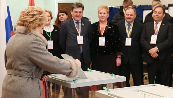 Председатель Совета Федерации РФ Валентина Матвиенко опускает бюллетень в урну на выборах президента РФ на избирательном участке №2237 в Санкт-Петербурге. 18 марта 2018 Председатель Совета Федерации РФ Валентина Матвиенко опускает бюллетень в урну на выборах президента РФ на избирательном участке №2237 в Санкт-Петербурге. 18 марта 2018