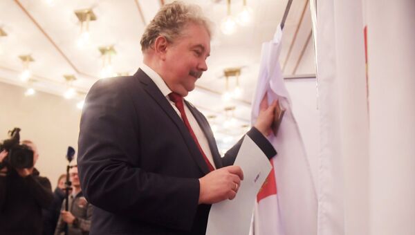 Кандидат в президенты РФ от партии Российский общенародный союз Сергей Бабурин во время голосования на выборах президента РФ на избирательном участке в Москве. 18 марта 2018 Кандидат в президенты РФ от партии Российский общенародный союз Сергей Бабурин во время голосования на выборах президента РФ на избирательном участке в Москве. 18 марта 2018