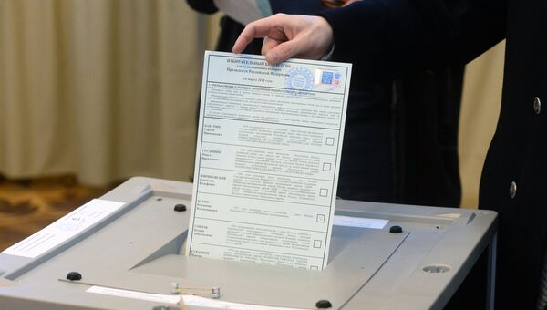 Избиратель голосует на выборах президента РФ Избиратель голосует на выборах президента РФ