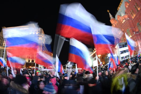 Участники перед началом митинг-концерта на Манежной площади в Москве, посвященного годовщине воссоединения Крыма с Россией. 18 марта 2018 Участники перед началом митинг-концерта на Манежной площади в Москве, посвященного годовщине воссоединения Крыма с Россией. 18 марта 2018