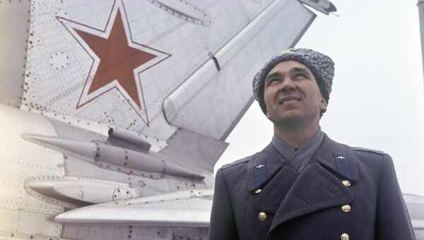 Георгий Мосолов у самолета МиГ-21. Архивное фото Георгий Мосолов у самолета МиГ-21. Архивное фото