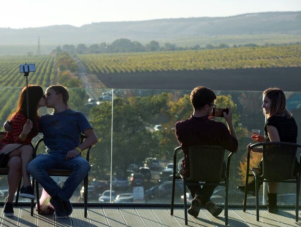 Посетители на фестивале молодого вина Wine Fest в Балаклаве Посетители на фестивале молодого вина Wine Fest в Балаклаве