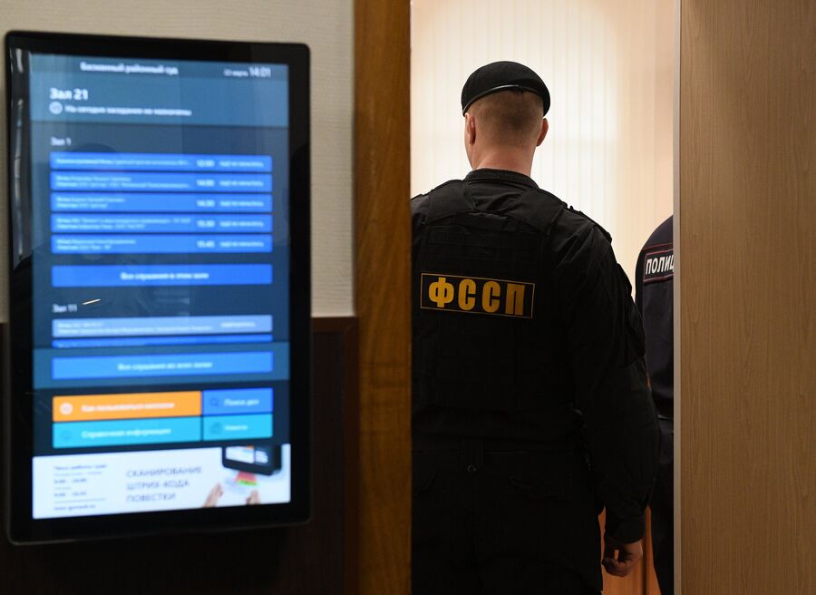 Сотрудник Федеральной службы судебных приставов в Басманном суде Москвы Сотрудник Федеральной службы судебных приставов в Басманном суде Москвы