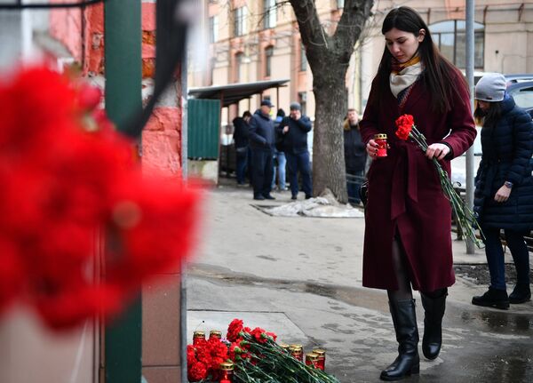 Москвичи несут цветы в память о погибших в ТЦ «Зимняя вишня» к зданию представительства Кемеровской области в Москве Москвичи несут цветы в память о погибших в ТЦ «Зимняя вишня» к зданию представительства Кемеровской области в Москве