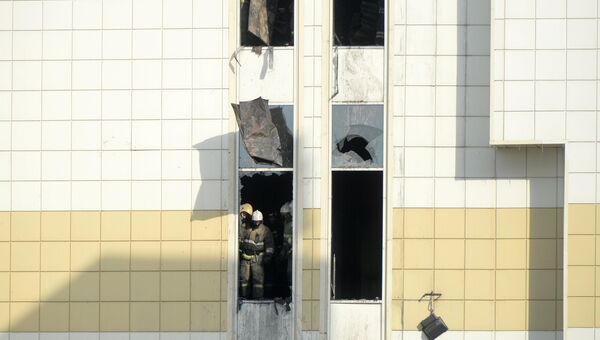 Сотрудники МЧС во время ликвидации последствий пожара в ТЦ Зимняя вишня в Кемерово. 26 марта 2018 Сотрудники МЧС во время ликвидации последствий пожара в ТЦ Зимняя вишня в Кемерово. 26 марта 2018