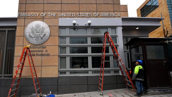 Рабочий у здания посольства США в Большом Девятинском переулке в Москве Рабочий у здания посольства США в Большом Девятинском переулке в Москве