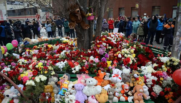 Цветы и мягкие игрушки возле здания торгового центра Зимняя вишня в Кемерово Цветы и мягкие игрушки возле здания торгового центра Зимняя вишня в Кемерово