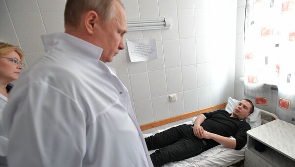 Владимир Путин во время посещения больницы, где находятся пострадавшие при пожаре в торговом центре Зимняя вишня в Кемерово. 27 марта 2018 Владимир Путин во время посещения больницы, где находятся пострадавшие при пожаре в торговом центре Зимняя вишня в Кемерово. 27 марта 2018