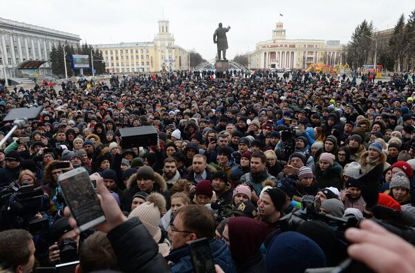 Участники стихийного митинга в память о жертвах пожара в ТЦ Зимняя вишня на площади Советов у здания администрации в Кемерово Участники стихийного митинга в память о жертвах пожара в ТЦ Зимняя вишня на площади Советов у здания администрации в Кемерово