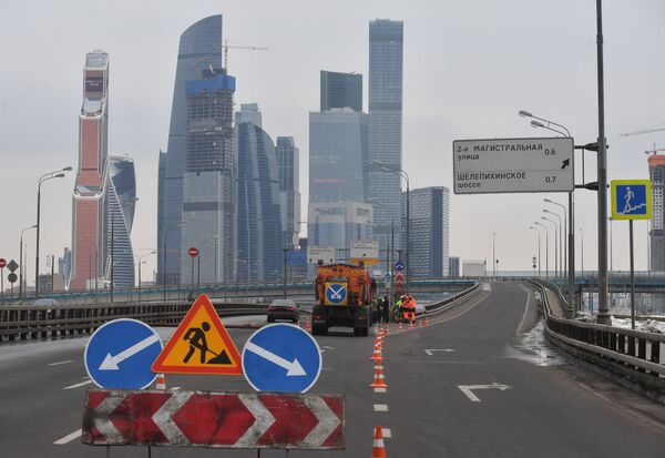 Рабочие ремонтируют участок дороги в Москве