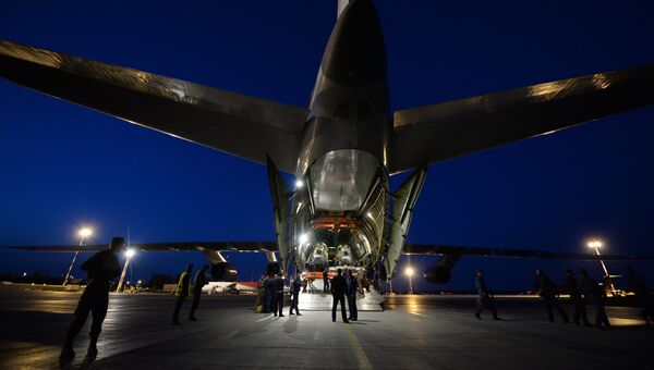 Военно-транспортный самолет Ан-124-100 Руслан, перебросивший боевые вертолеты из Сибири на Урал, во время разгрузки на аэродроме Кольцово Военно-транспортный самолет Ан-124-100 Руслан, перебросивший боевые вертолеты из Сибири на Урал, во время разгрузки на аэродроме Кольцово