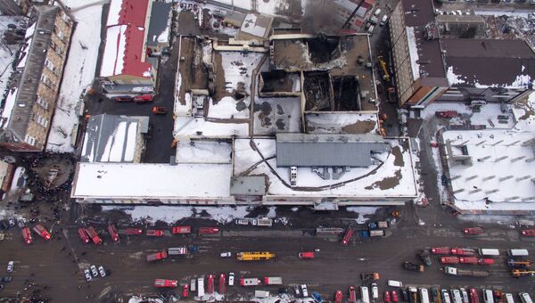 Здание торгового центра Зимняя вишня в Кемерово, где произошел пожар. 26 марта 2018 Здание торгового центра Зимняя вишня в Кемерово, где произошел пожар. 26 марта 2018