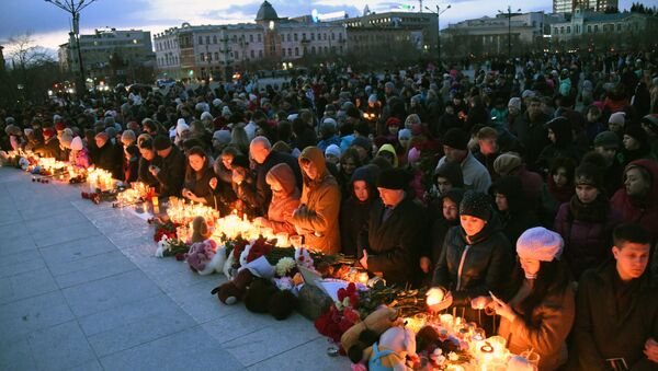 Участники акции на площади Ленина в Чите зажигают свечи в память о погибших при пожаре в торговом центре Зимняя вишня в Кемерово Участники акции на площади Ленина в Чите зажигают свечи в память о погибших при пожаре в торговом центре Зимняя вишня в Кемерово