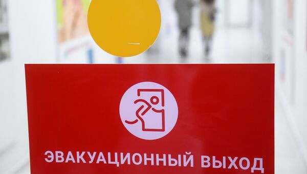 Стикер Эвакуационный выход на двери торгового центра Стикер Эвакуационный выход на двери торгового центра