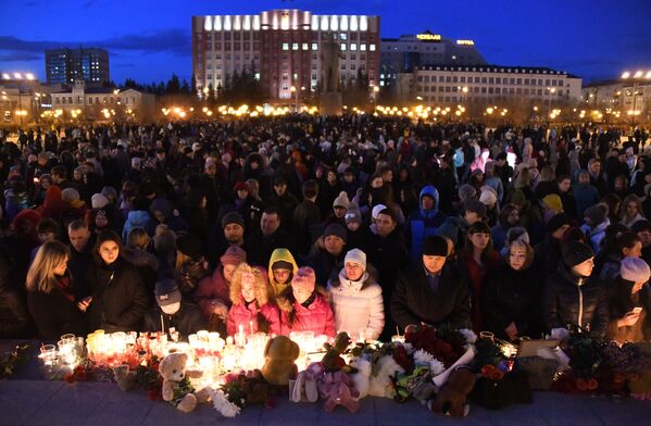 Участники акции на площади Ленина в Чите зажигают свечи в память о погибших при пожаре в торговом центре Зимняя вишня в Кемерово Участники акции на площади Ленина в Чите зажигают свечи в память о погибших при пожаре в торговом центре Зимняя вишня в Кемерово