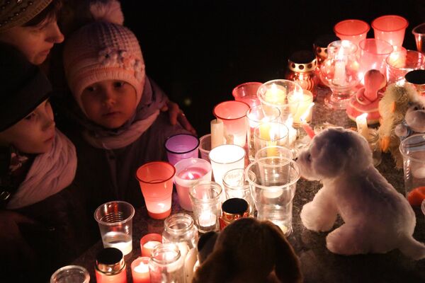 Участники акции на площади Ленина в Чите зажигают свечи в память о погибших при пожаре в торговом центре Зимняя вишня в Кемерово Участники акции на площади Ленина в Чите зажигают свечи в память о погибших при пожаре в торговом центре Зимняя вишня в Кемерово