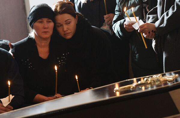 Горожане на панихиде в память о жертвах пожара в торгово-развлекательном центре «Зимняя вишня» в храме Святой Троицы в Кемерово Горожане на панихиде в память о жертвах пожара в торгово-развлекательном центре «Зимняя вишня» в храме Святой Троицы в Кемерово