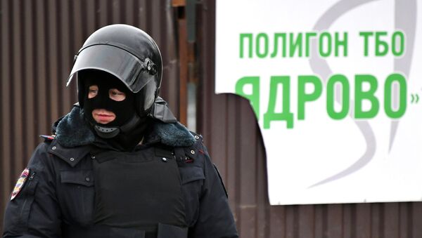 Сотрудник полиции у въезда на территорию полигона твердых бытовых отходов Ядрово. Архивное фото Сотрудник полиции у въезда на территорию полигона твердых бытовых отходов Ядрово. Архивное фото