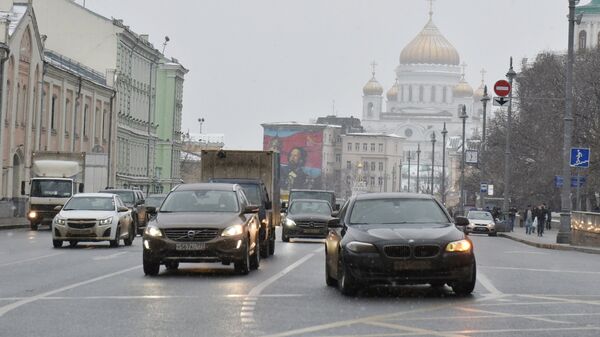 Автомобили на улице Волхонка в Москве. 1 декабря 2018 Автомобили на улице Волхонка в Москве. 1 декабря 2018