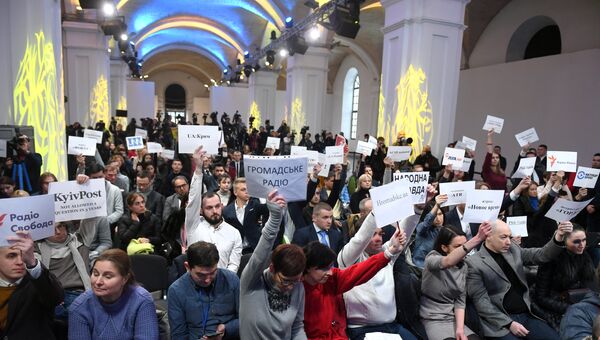 Журналисты во время пресс-конференции президента Украины в Киеве. 28 февраля 2018 Журналисты во время пресс-конференции президента Украины в Киеве. 28 февраля 2018