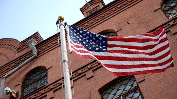 Флаг возле здания генерального консульства США в Екатеринбурге.