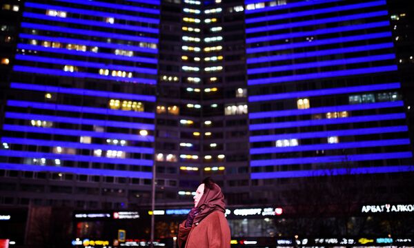 Здание на Новом Арбате в Москве, подсвеченное синим цветом в рамках международной акции Зажги синим (Light It Up Blue), которая приурочена к Всемирному дню распространения информации об аутизме Здание на Новом Арбате в Москве, подсвеченное синим цветом в рамках международной акции Зажги синим (Light It Up Blue), которая приурочена к Всемирному дню распространения информации об аутизме