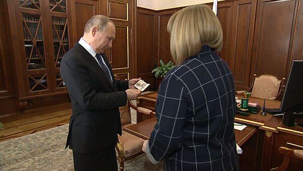 Глава ЦИК вручила Путину удостоверение президента России Глава ЦИК вручила Путину удостоверение президента России
