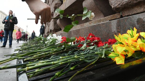 Участник акции Тысяча белых роз, посвящённой годовщине террористического акта в Санкт-Петербургском метрополитене Участник акции Тысяча белых роз, посвящённой годовщине террористического акта в Санкт-Петербургском метрополитене