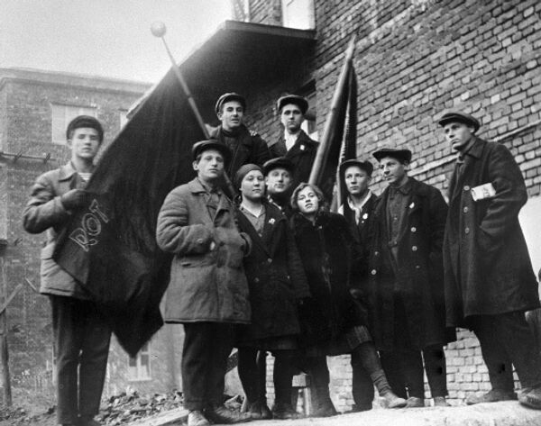 Комсомольцы Магнитогорского комбината со знаменем Комсомольцы Магнитогорского комбината со знаменем