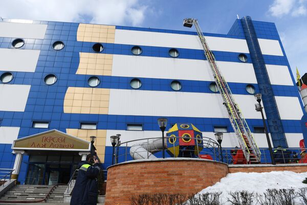 Сотрудник противопожарной службы МЧС РФ на тушении пожара в детском торговом центре Персей в Москве Сотрудник противопожарной службы МЧС РФ на тушении пожара в детском торговом центре Персей в Москве