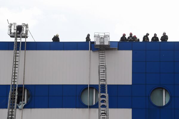 Сотрудники противопожарной службы МЧС РФ на тушении пожара в детском торговом центре Персей в Москве Сотрудники противопожарной службы МЧС РФ на тушении пожара в детском торговом центре Персей в Москве