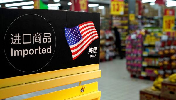 Табличка с обозначением импортированных из США товаров в супермаркете в Шанхае Табличка с обозначением импортированных из США товаров в супермаркете в Шанхае