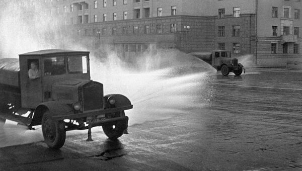 Поливальные машины во время уборки московских улиц, 1938 год Поливальные машины во время уборки московских улиц, 1938 год