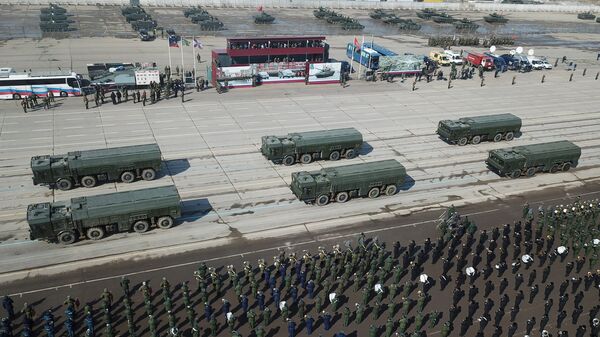 Оперативно-тактические ракетные комплексы Искандер во время репетиции Парада Победы на военном полигоне Алабино Оперативно-тактические ракетные комплексы Искандер во время репетиции Парада Победы на военном полигоне Алабино