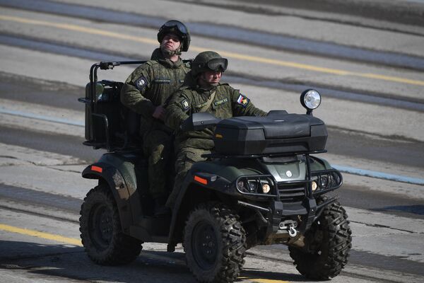 Военнослужащие на армейском мотовездеходе РМ 500-2 во время репетиции Парада Победы на военном полигоне Алабино в Московской области Военнослужащие на армейском мотовездеходе РМ 500-2 во время репетиции Парада Победы на военном полигоне Алабино в Московской области