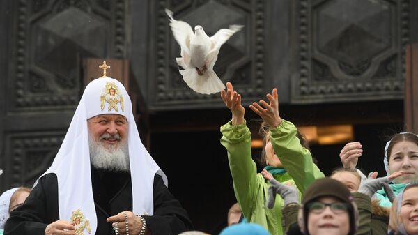 Патриарх Московский и всея Руси Кирилл выпускает голубей после богослужения в праздник Благовещения Пресвятой Богородицы в кафедральном соборном Храме Христа Спасителя в Москве Патриарх Московский и всея Руси Кирилл выпускает голубей после богослужения в праздник Благовещения Пресвятой Богородицы в кафедральном соборном Храме Христа Спасителя в Москве