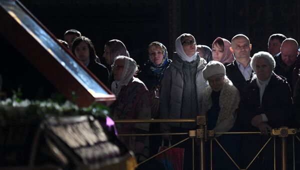 Прихожане во время богослужения в праздник Благовещения Пресвятой Богородицы в кафедральном соборном Храме Христа Спасителя в Москве Прихожане во время богослужения в праздник Благовещения Пресвятой Богородицы в кафедральном соборном Храме Христа Спасителя в Москве