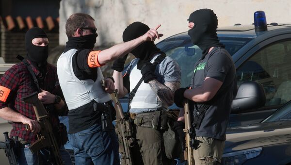 Офицеры полиции рядом с местом, где автомобиль въехал в толпу людей в Мюнстере, Германия. 7 апреля 2018 Офицеры полиции рядом с местом, где автомобиль въехал в толпу людей в Мюнстере, Германия. 7 апреля 2018
