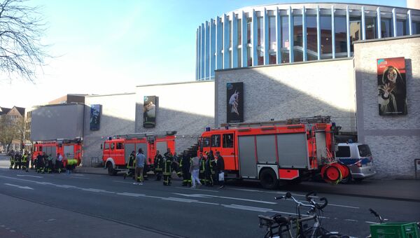 Пожарные рядом с местом, где автомобиль въехал в толпу людей в Мюнстере, Германия. 7 апреля 2018 Пожарные рядом с местом, где автомобиль въехал в толпу людей в Мюнстере, Германия. 7 апреля 2018