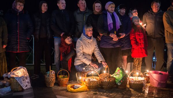 Прихожане во время пасхальной службы в храме-маяке Святого Николая Чудотворца в селе Малореченском Прихожане во время пасхальной службы в храме-маяке Святого Николая Чудотворца в селе Малореченском