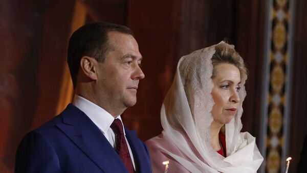 Премьер-министр РФ Д. Медведев с супругой на пасхальном богослужении Премьер-министр РФ Д. Медведев с супругой на пасхальном богослужении