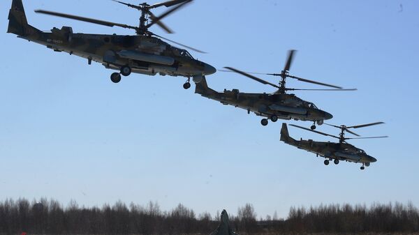 Ударные вертолеты Ка-52 Аллигатор над аэродромом Кубинка во время репетиции воздушной части парада Победы Ударные вертолеты Ка-52 Аллигатор над аэродромом Кубинка во время репетиции воздушной части парада Победы