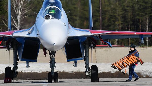 Многоцелевой истребитель Су-30СМ пилотажной группы Русские Витязи на аэродроме Кубинка перед началом репетиции воздушной части парада Победы Многоцелевой истребитель Су-30СМ пилотажной группы Русские Витязи на аэродроме Кубинка перед началом репетиции воздушной части парада Победы