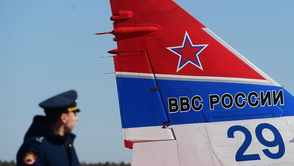 Многоцелевой истребитель МиГ-29 пилотажной группы Стрижи на аэродроме Кубинка после репетиции воздушной части парада Победы Многоцелевой истребитель МиГ-29 пилотажной группы Стрижи на аэродроме Кубинка после репетиции воздушной части парада Победы