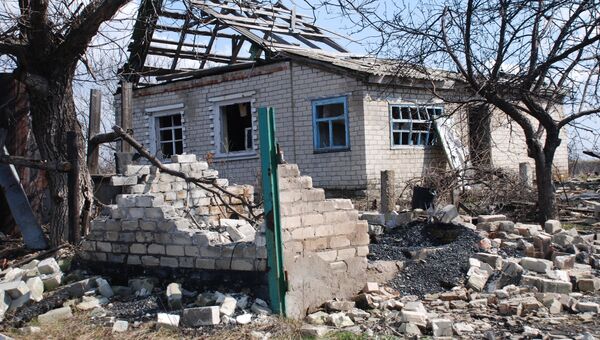 Разрушенный дом в Луганской области. Архивное фото Разрушенный дом в Луганской области. Архивное фото